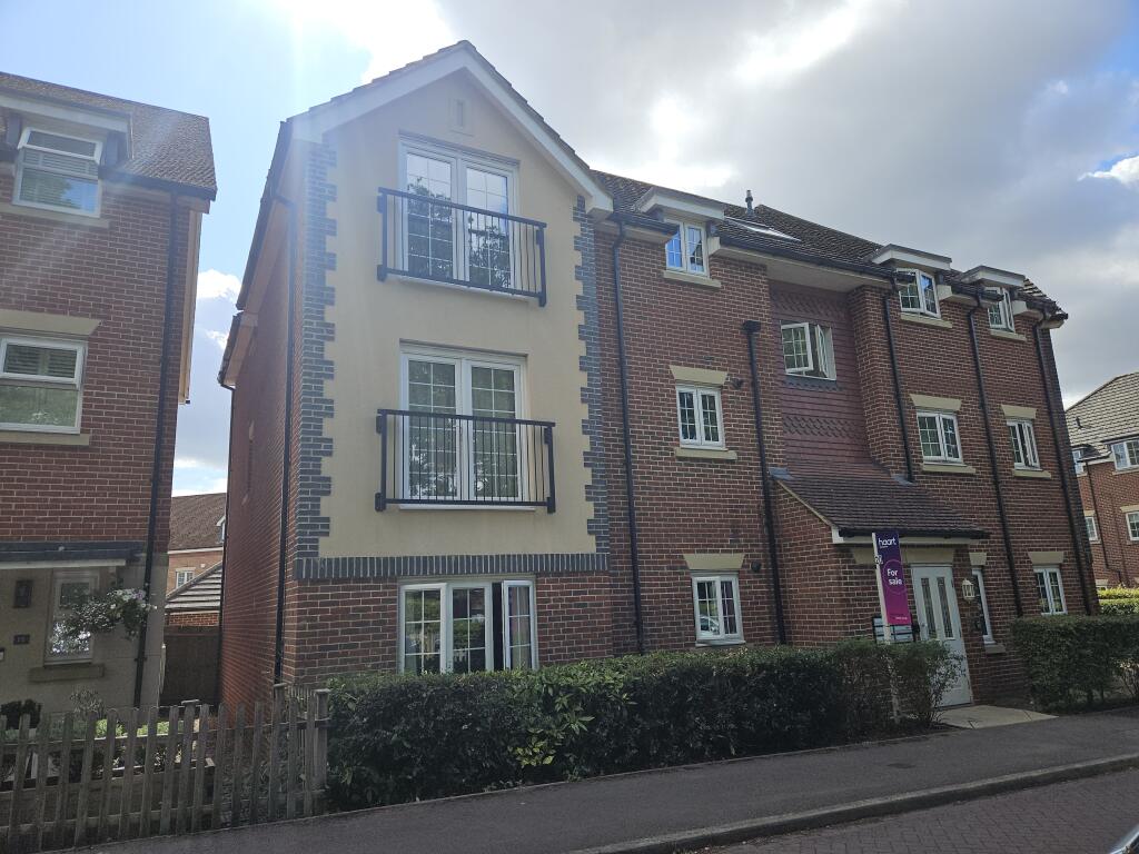 2-bed flat on 23 Elder Crescent, Lindford, Bordon, Hampshire GU35 0RF, £99,000