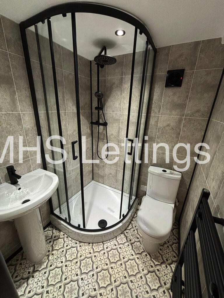 6 bedroom terraced house for rent