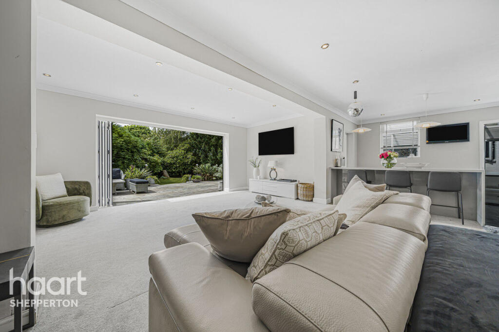 Bousley Rise, Ottershaw photo 4