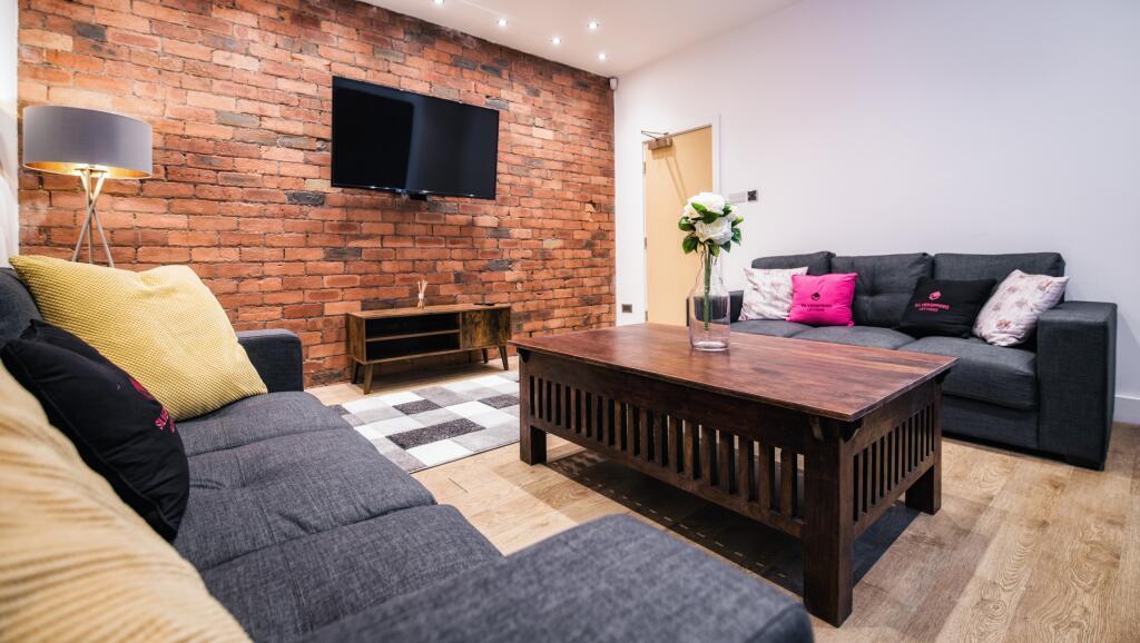 8 bedroom terraced house for rent