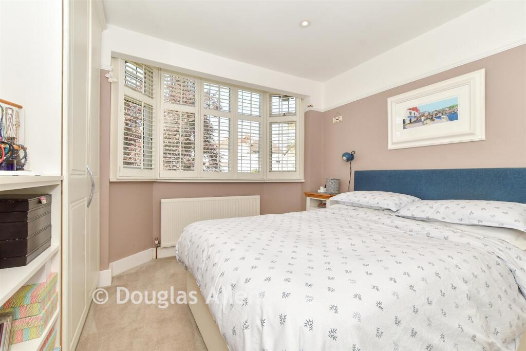 House in Epping Forest, Buckhurst Hill - More