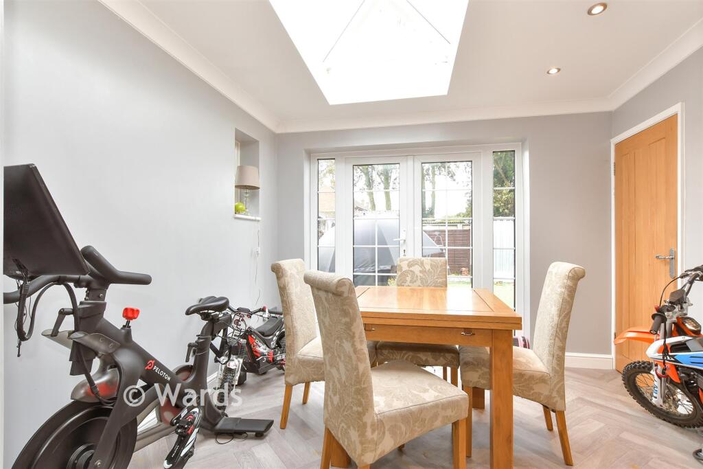 Balmoral Road, Sutton At Hone, Dartford, Kent photo 2