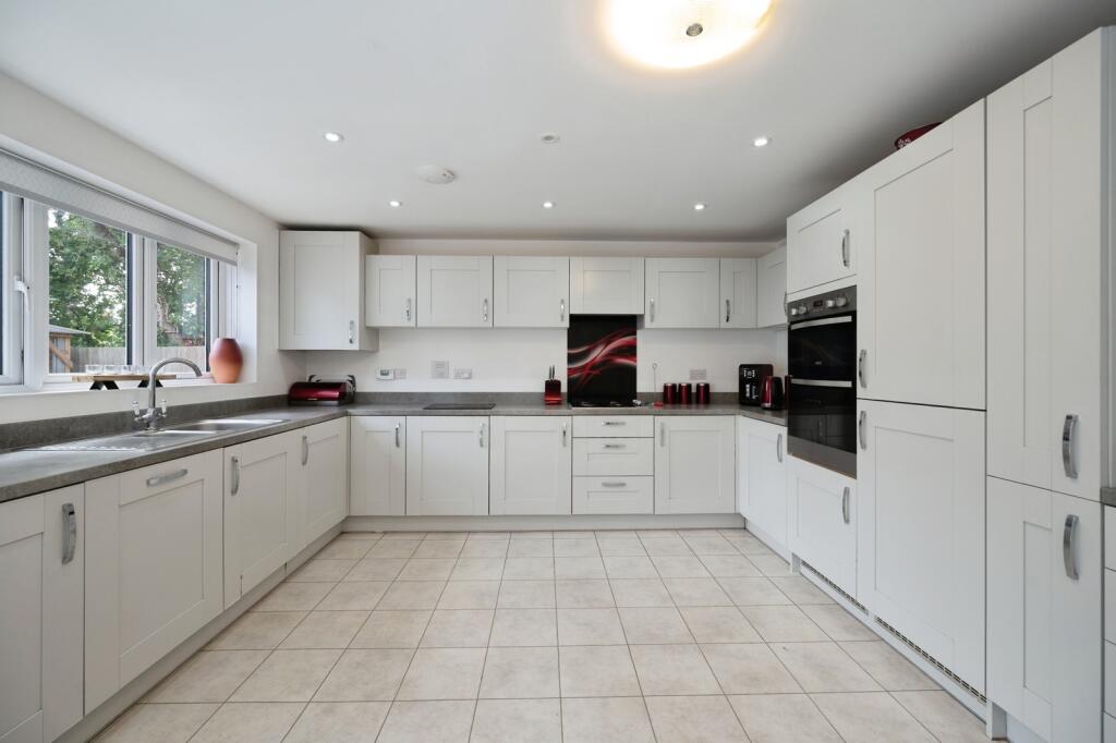 Shute Close, HAYLING ISLAND, Hampshire, PO11 photo 4