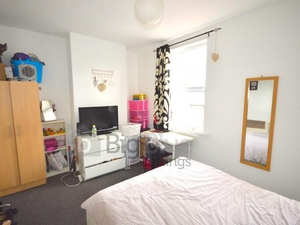 House in Leeds, West Yorkshire - View 2
