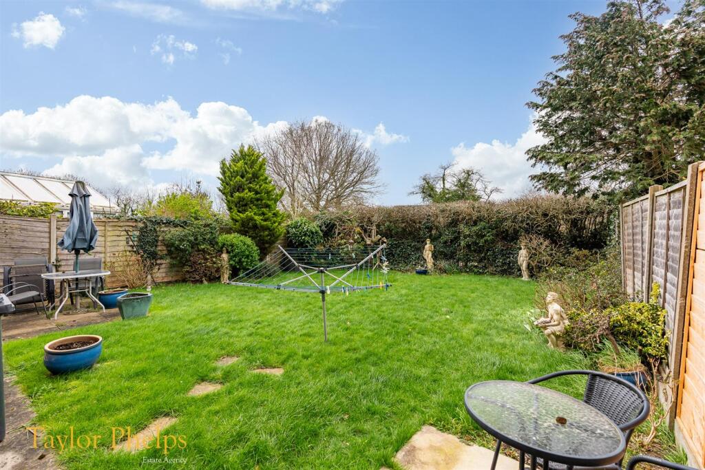 Dahlia Close, West Cheshunt photo 2