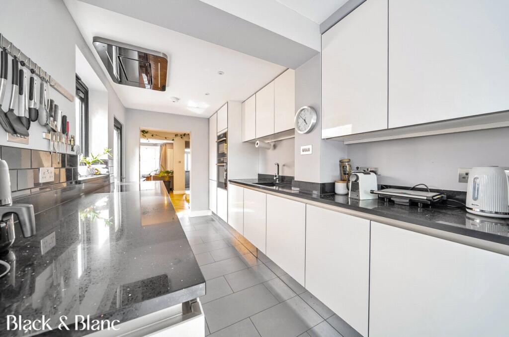 House in Croydon - View 4