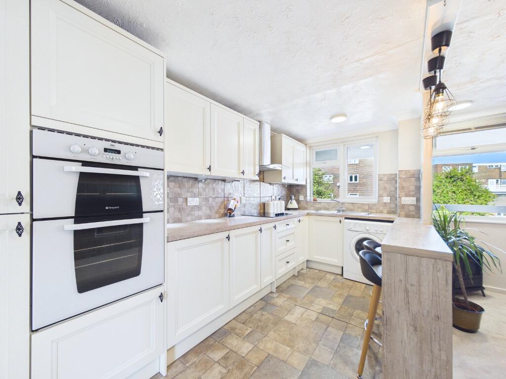 Apartment in Romford - More