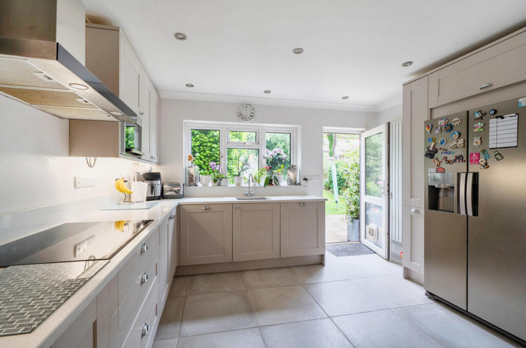 House in London, Pickhurst, Hayes - More