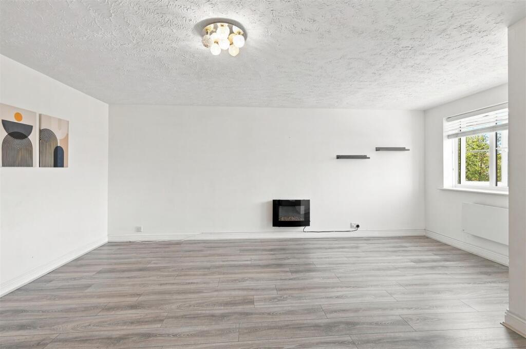 Apartment in Enfield, Enfield Island Village, London Borough of Enfield - View 4