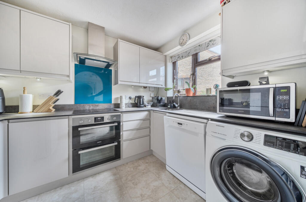 Westcombe Close, Bracknell, Berkshire photo 3