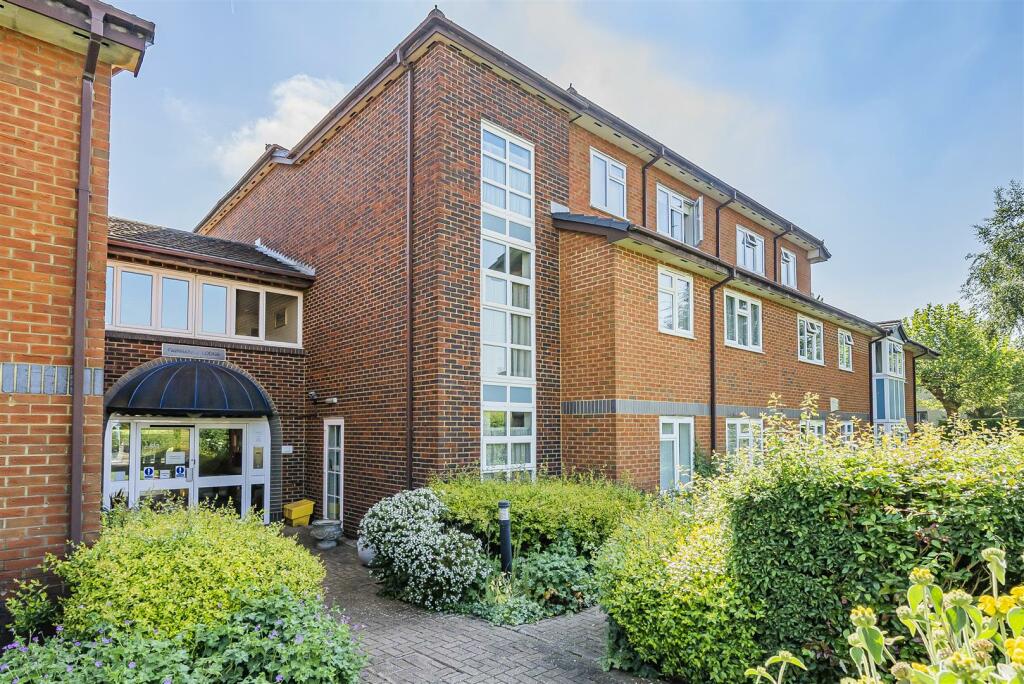 1-bed other on Fairbanks Lodge, Borehamwood, Hertfordshire, £230,000