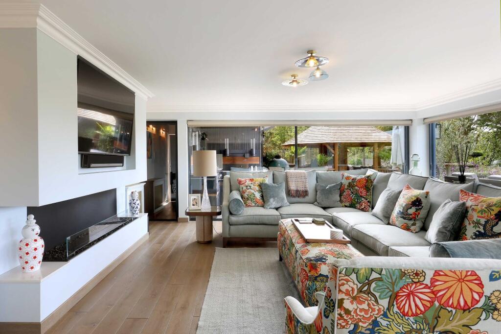House in Forty Green, Holtspur, Beaconsfield - View 2