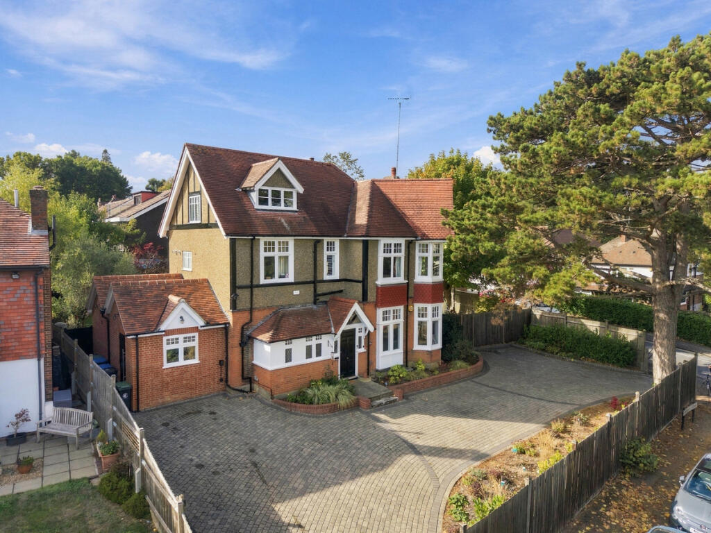 Connaught Avenue, Loughton, IG10 photo 2