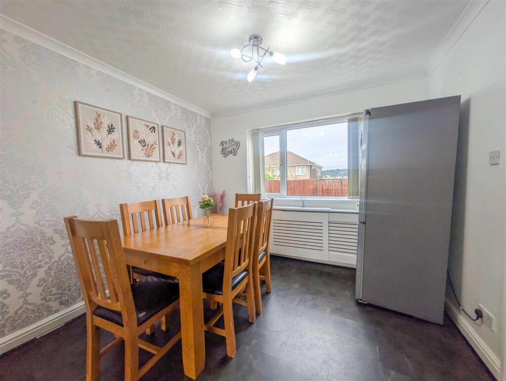 House in Huddersfield, Moldgreen - More