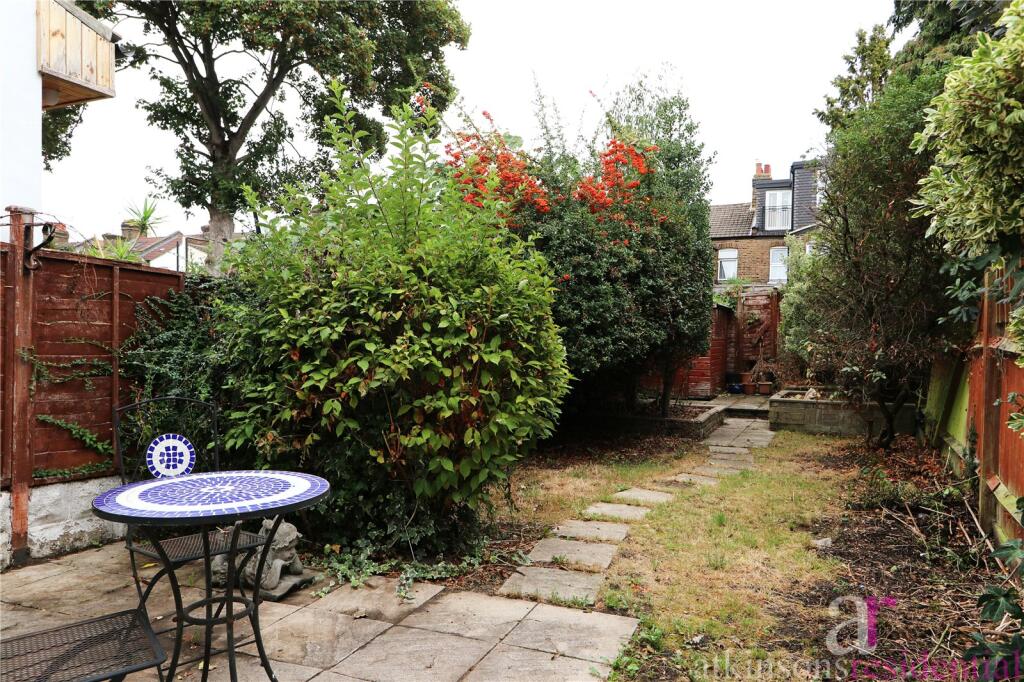 House in London, Southbury - View 3