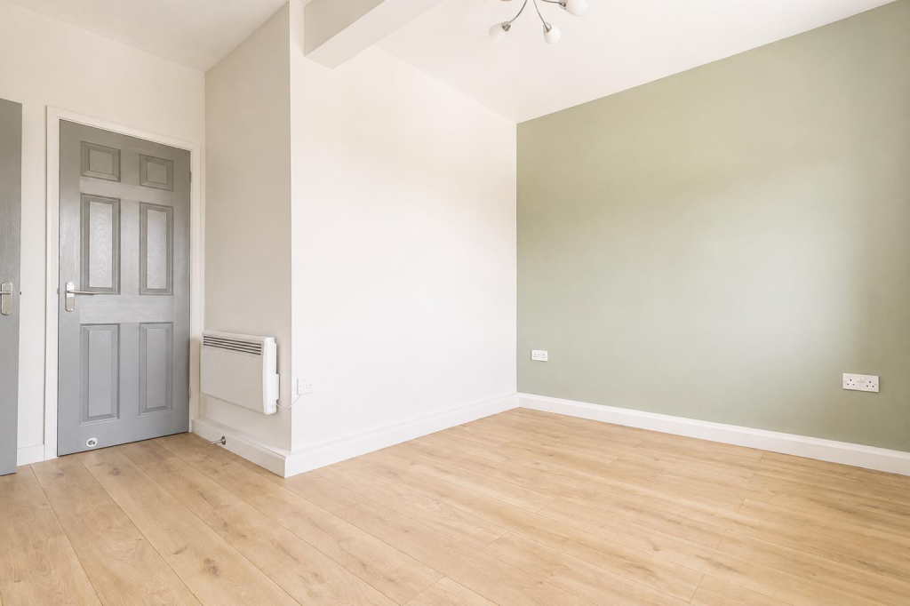 Apartment in Chatham, Luton - View 2