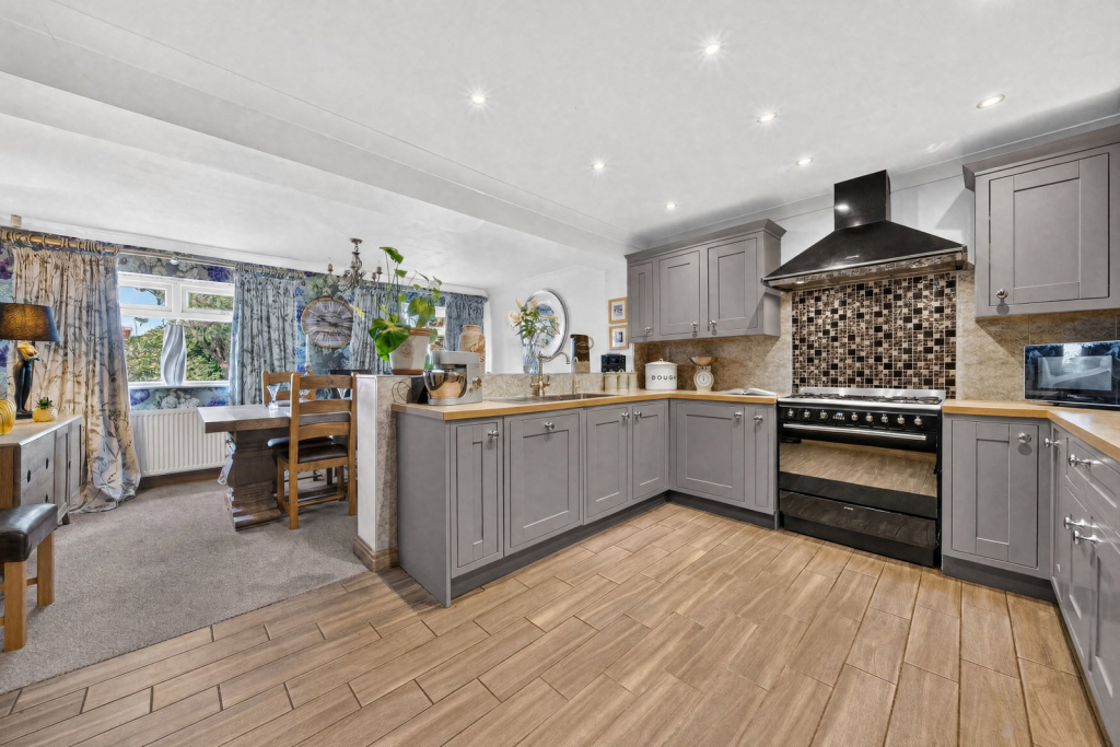 122, Oxford Road, Gomersal, BD19 photo 3