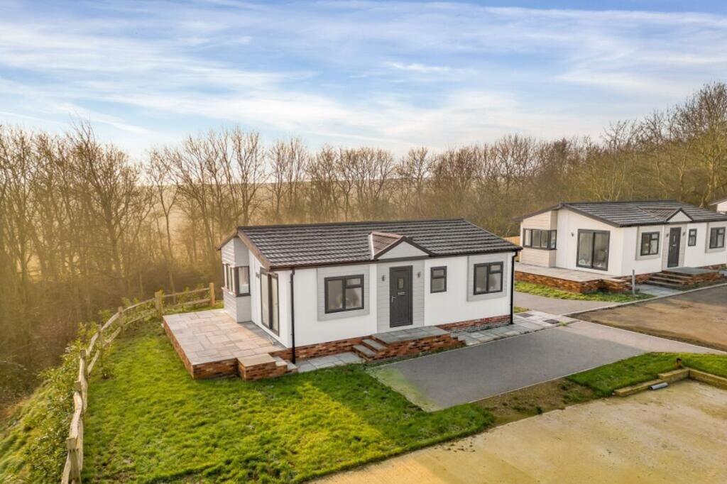 2-bed caravan on Stamford Road, Lound, PE10, £150,000