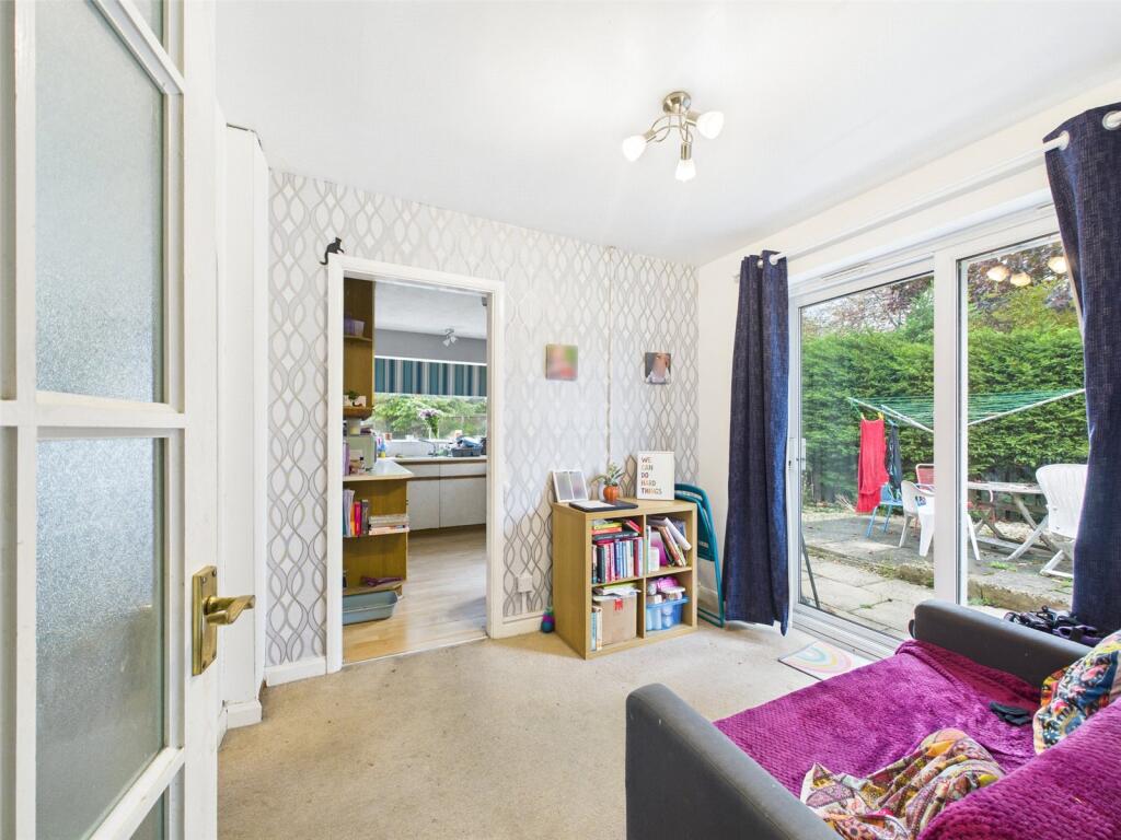 Avebury Close, Tuffley, Gloucester, Gloucestershire, GL4 photo 3