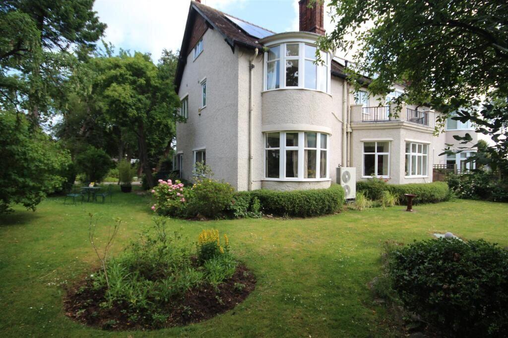Main image of property: 1 Bryn Teg Drive, Rhos on Sea, Colwyn Bay, Conwy, LL28 4AF