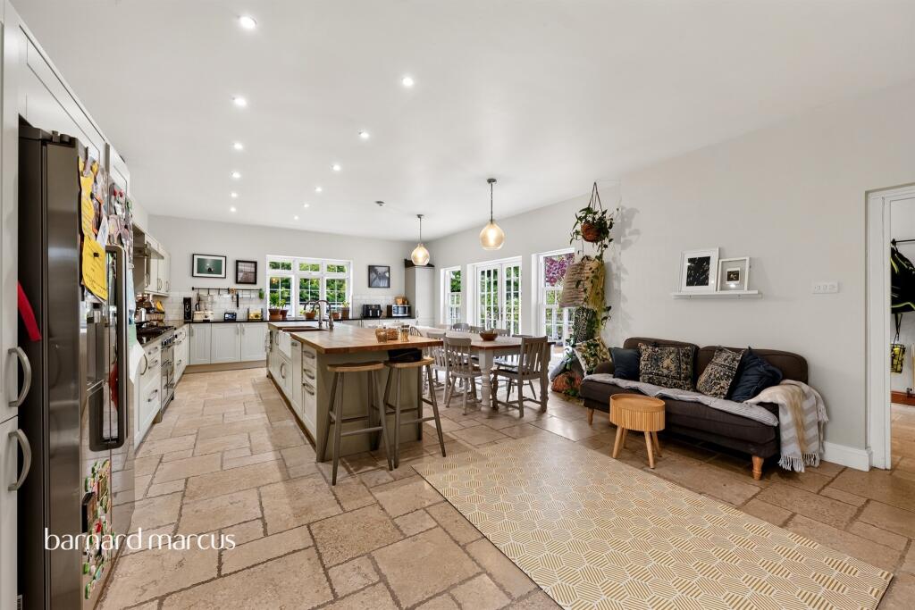 House in Sutton - View 5