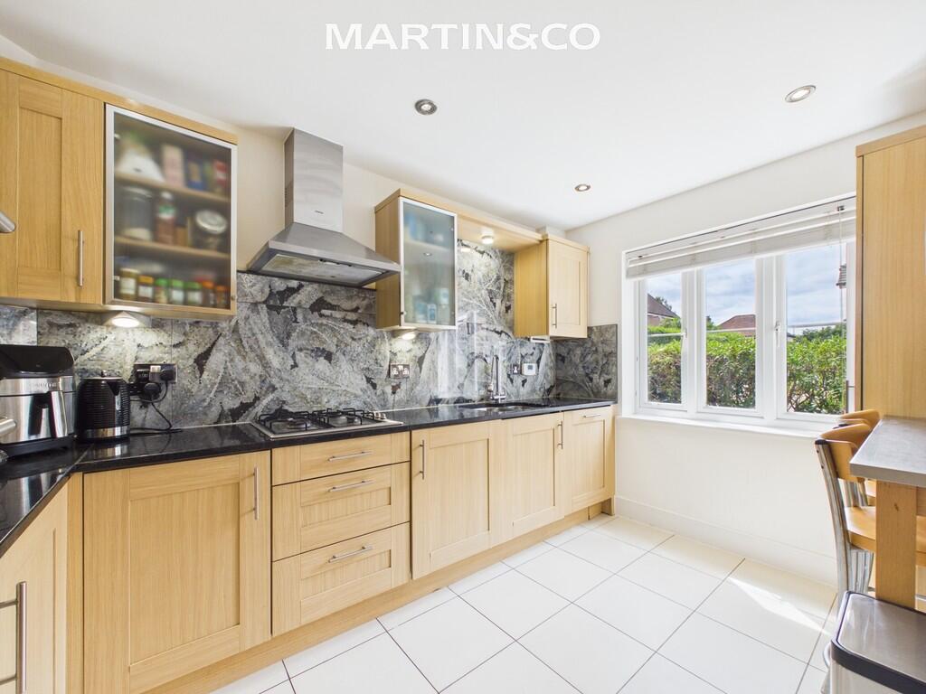House in Sunbury-on-Thames, Kempton Park - More