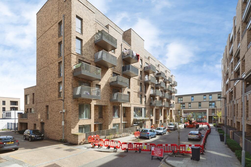 2-bed flat on 8, Mast Street, Barking, £260,000