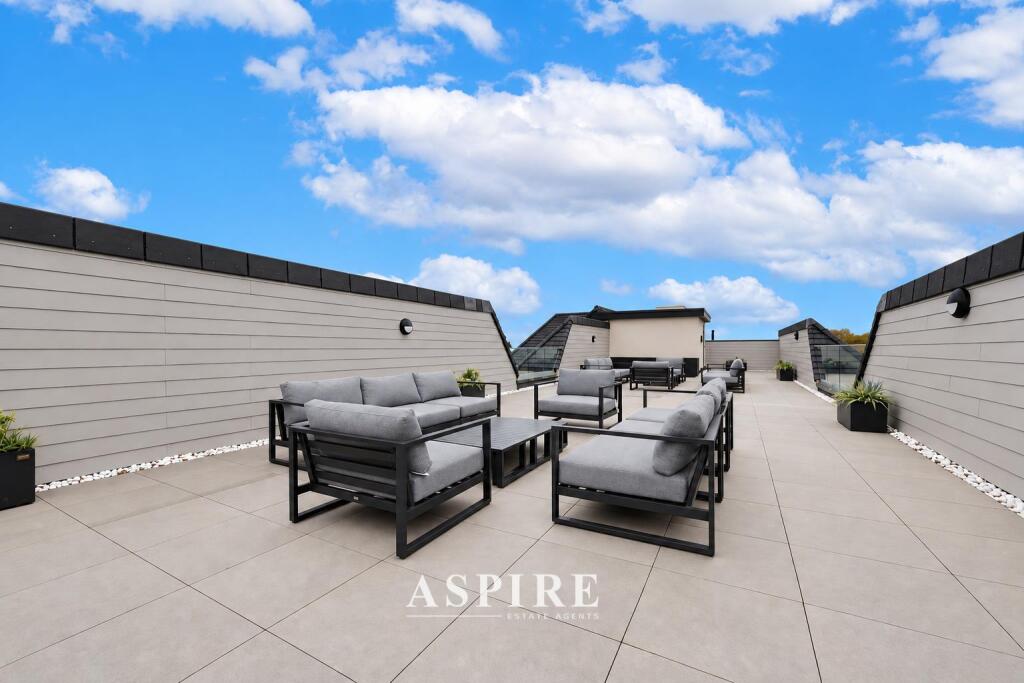 Apartment in Castle Point, South Benfleet - View 2