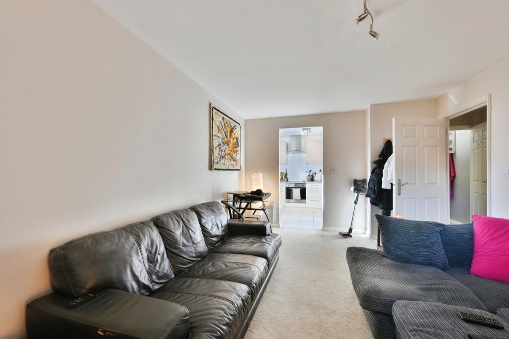 Apartment in East Hertfordshire, Ware - View 4
