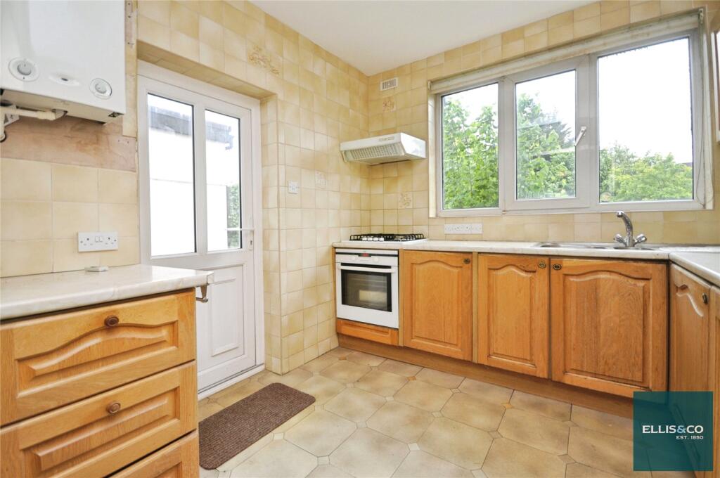 Sandringham Gardens, North Finchley, N12 - View 4