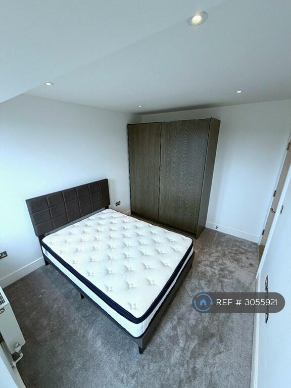 Apartment in Broxbourne, Hertfordshire - View 5