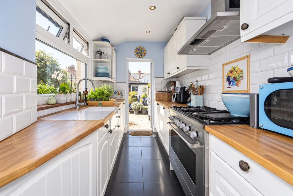 House in Southend-on-Sea - More