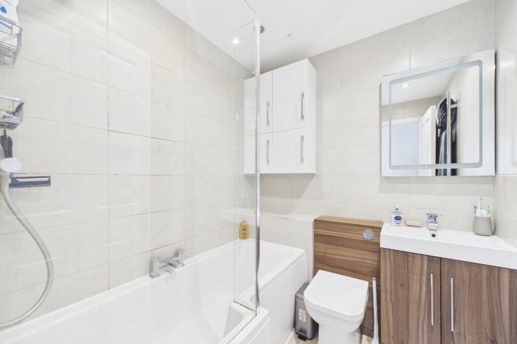 Howell Close, Warfield, Berkshire, RG42 - More