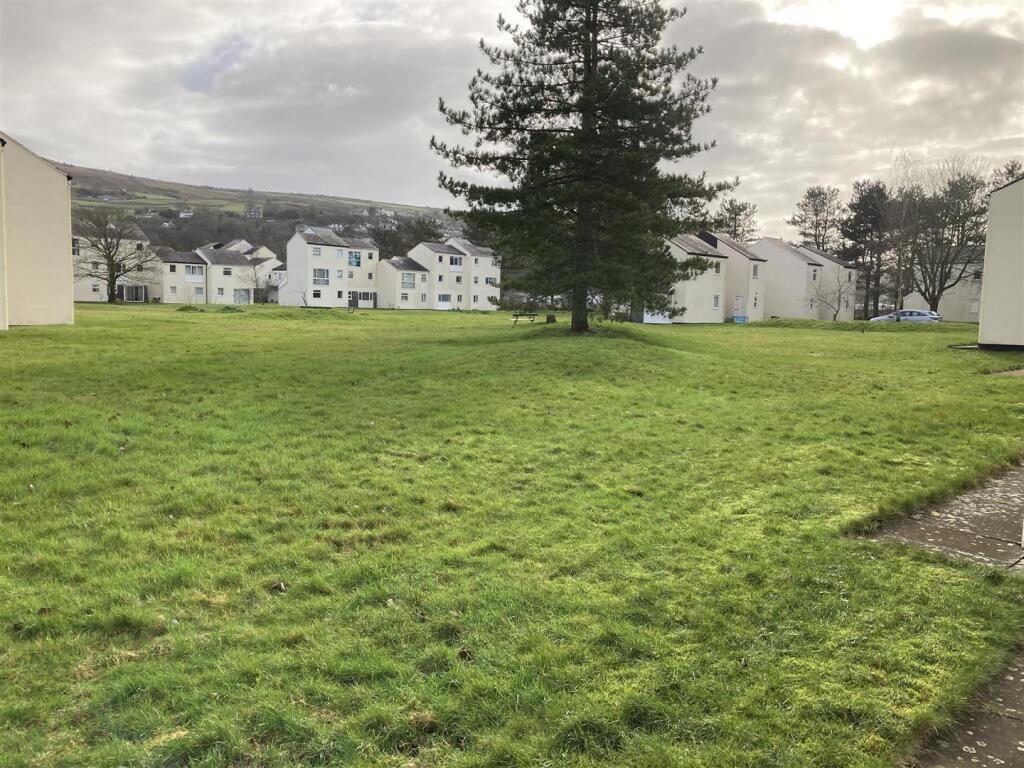84, Glan Gors, Harlech photo 3
