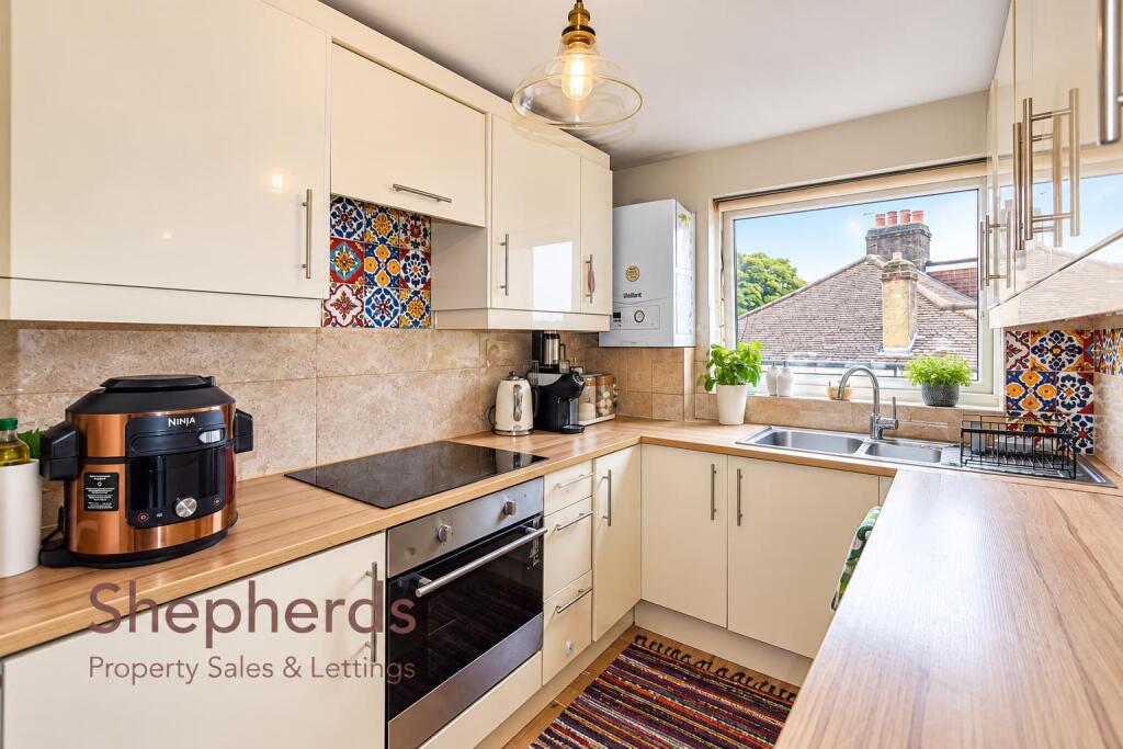 Apartment in Broxbourne, Hertfordshire - View 4