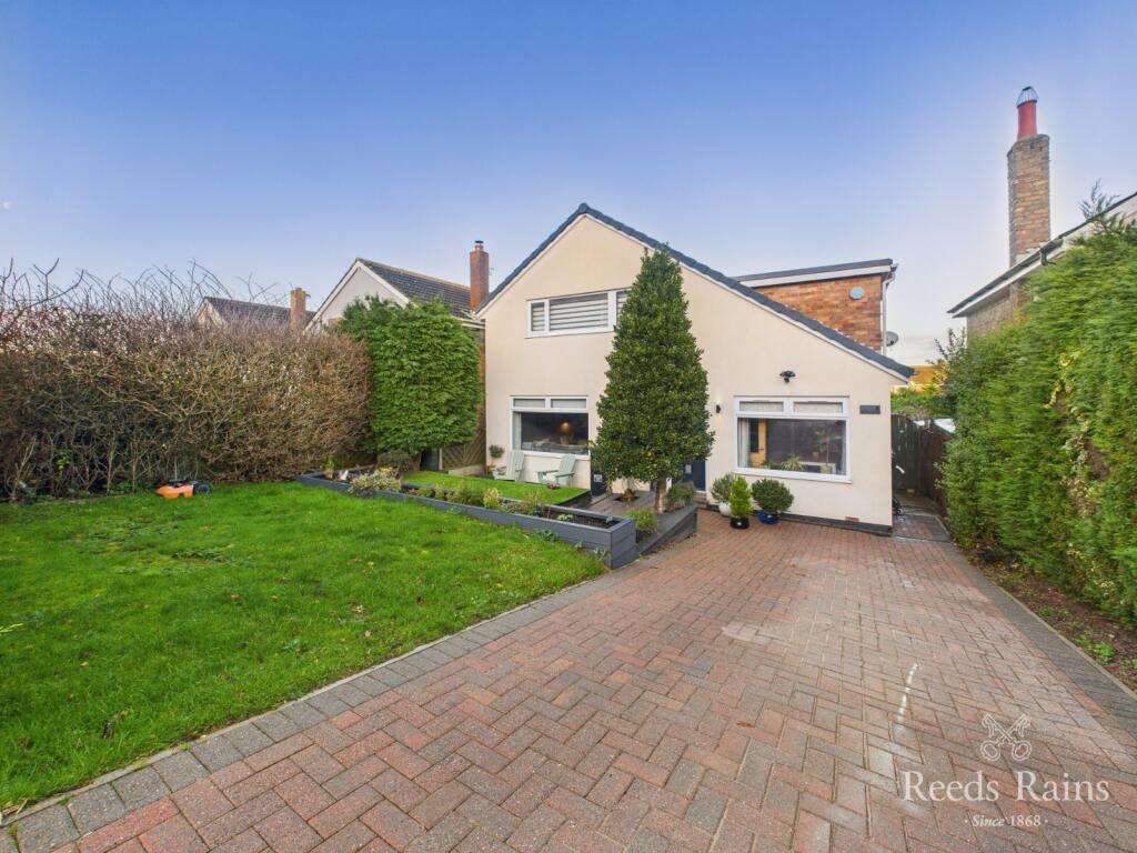 4-bed detached on Sea View Crescent, Scarborough, North Yorkshire, YO11, £340,000