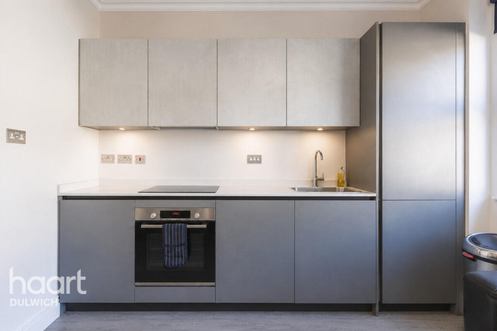 1-bed flat on Lordship Lane, LONDON, £275,000