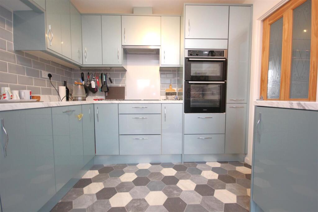 House in Rushden, North Northamptonshire - More