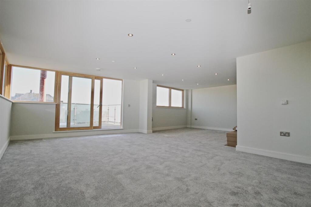 Apartment in Southend-on-Sea - View 5