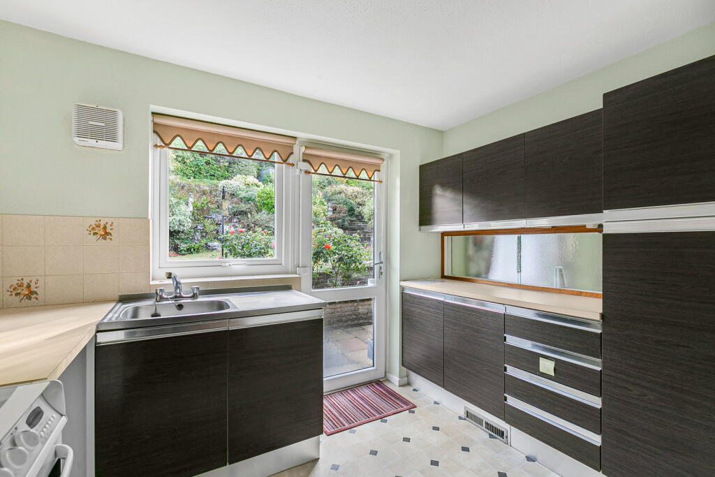 Byron Avenue, Coulsdon, CR5 2JS photo 3