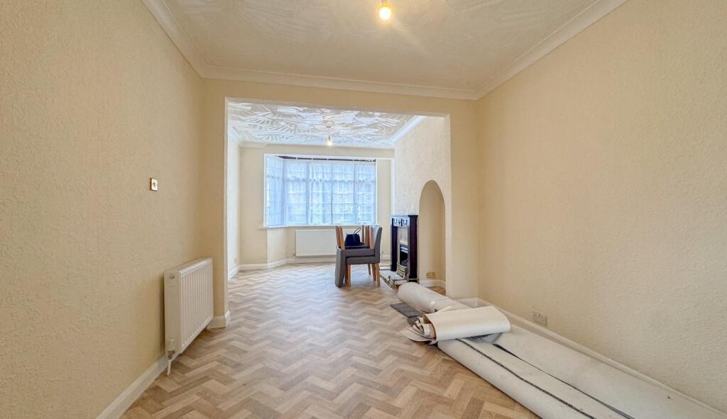 House in Waltham Cross - More