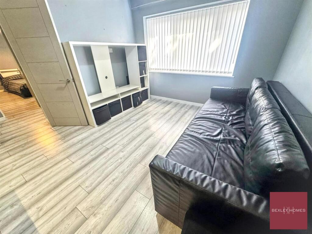 Apartment in London, Crook Log, Welling - View 4