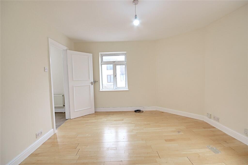 Apartment in Broxbourne, Waltham Cross - View 3