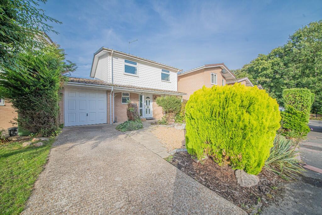3-bed detached on Anfield Close, Fair Oak, Eastleigh, SO50, £375,000