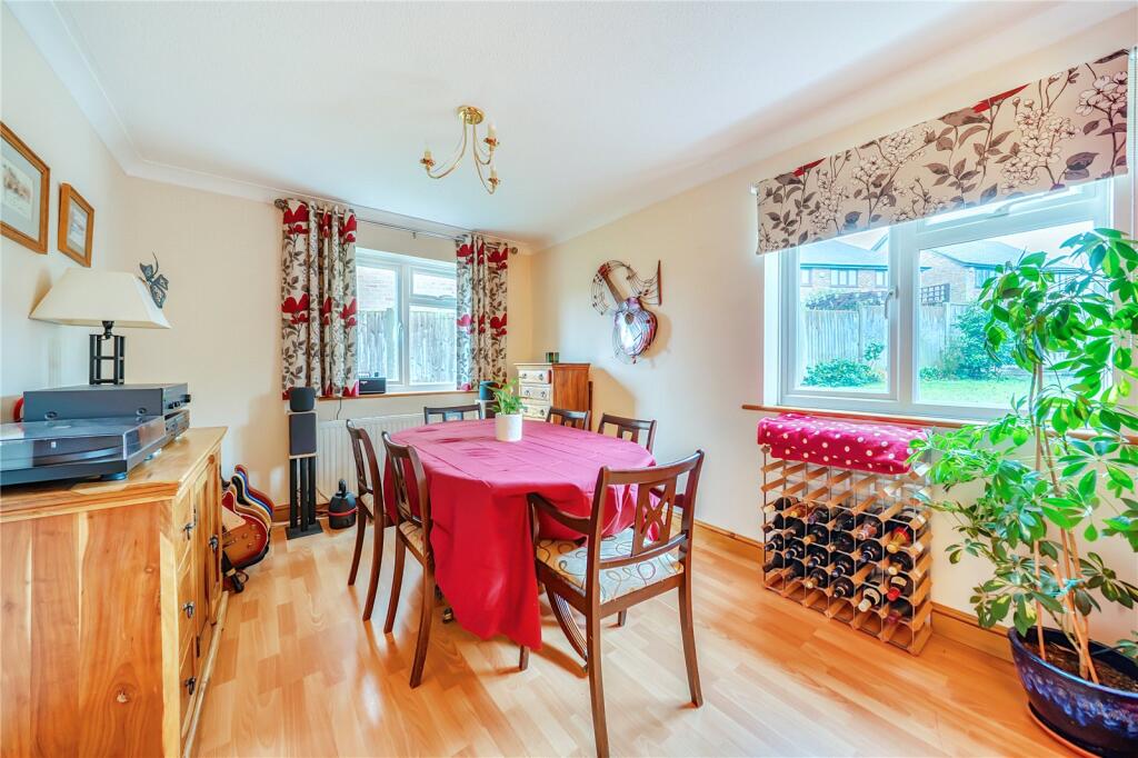 Albert Road, Bagshot, Surrey, GU19 photo 4