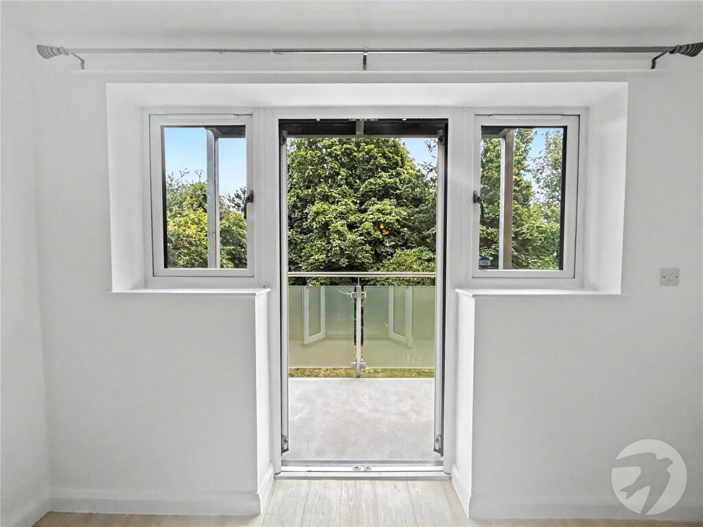 Apartment in London, Albany Park - View 4