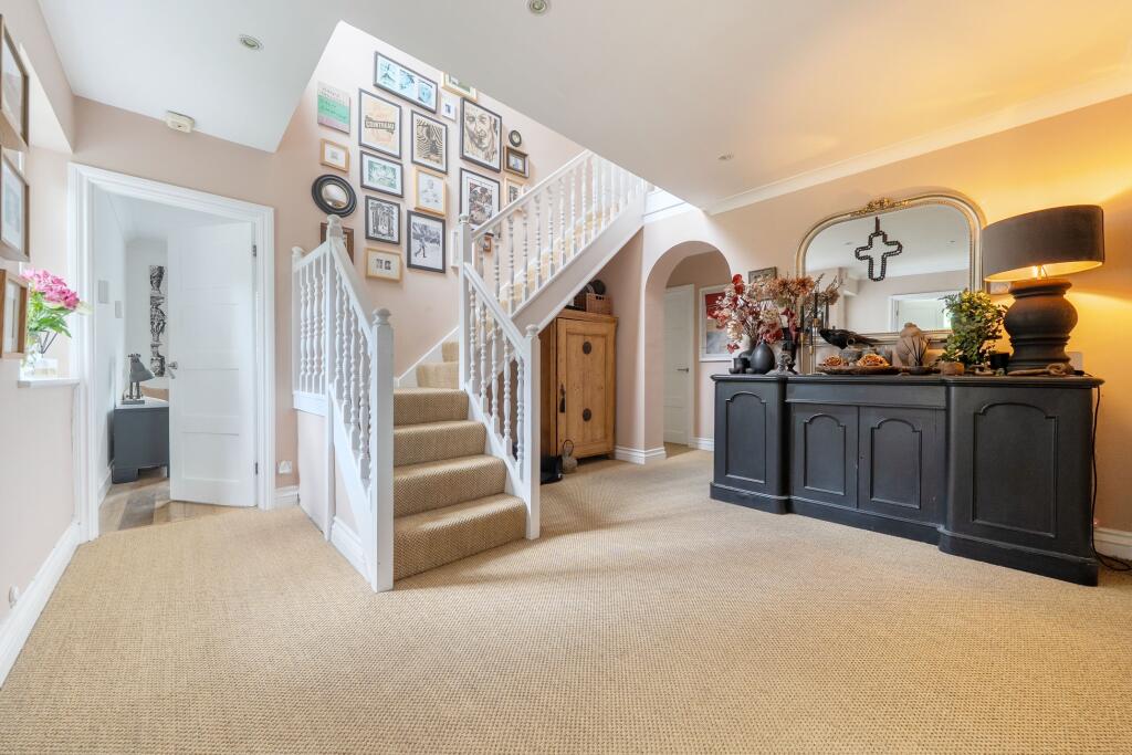 House in Guildford - View 4