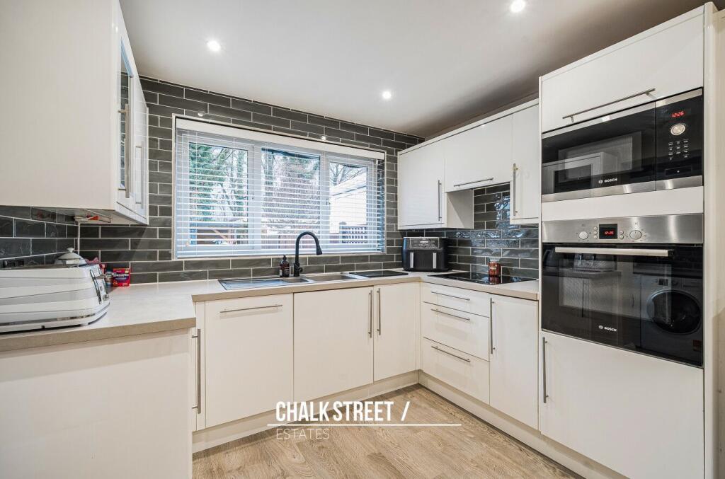 Stafford Avenue, Hornchurch, RM11 photo 4