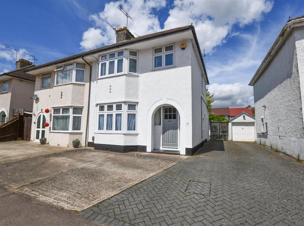 Main image of property: Kings Road, London Colney, AL2