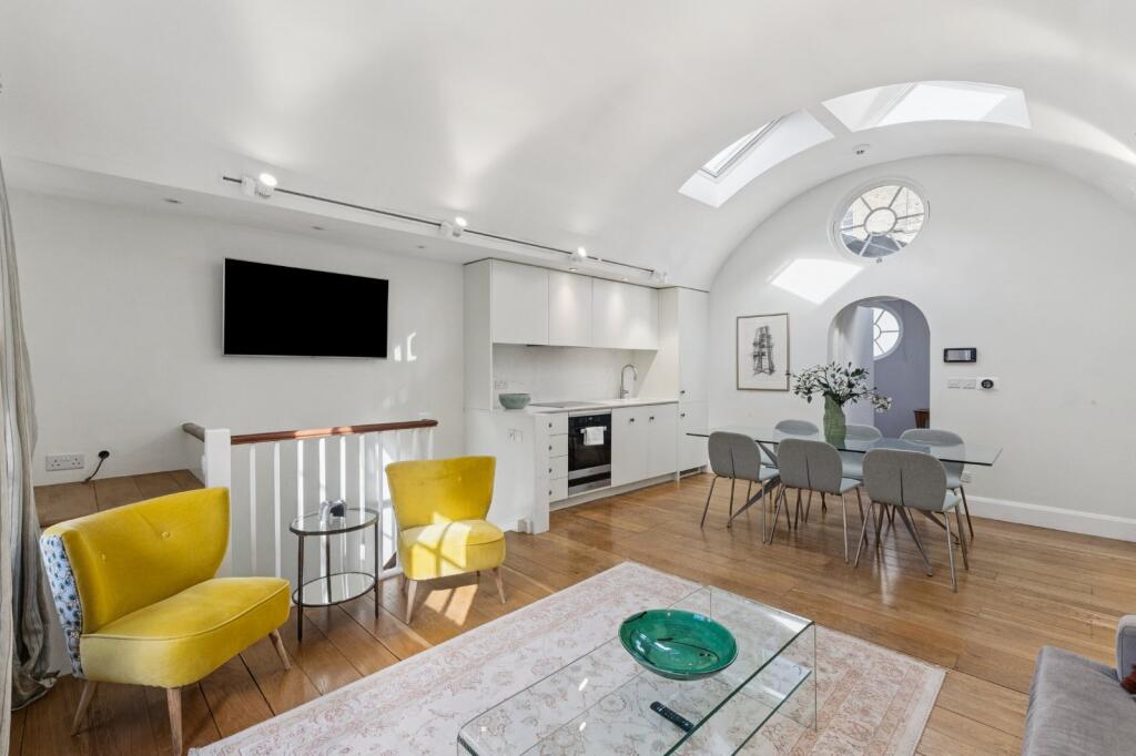 3 bedroom mews property for rent